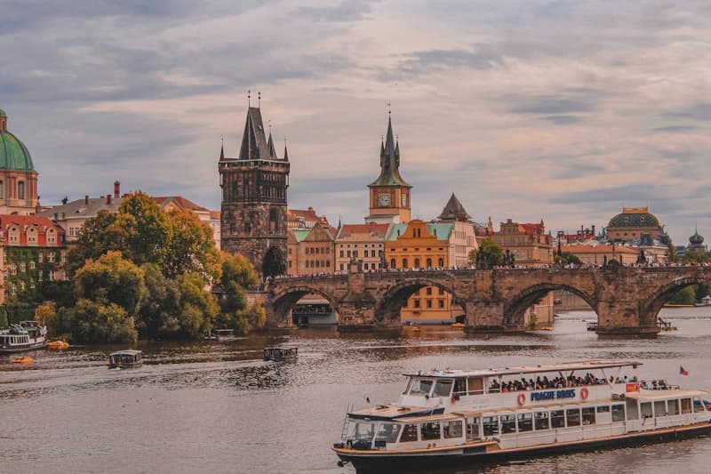 Karlsbron och Vltava med båt